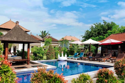 Property building, Patio, Garden, Floor plan, Pool view, Swimming pool, Swimming pool