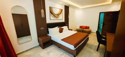 Bed, Photo of the whole room, Seating area, Bedroom, wardrobe