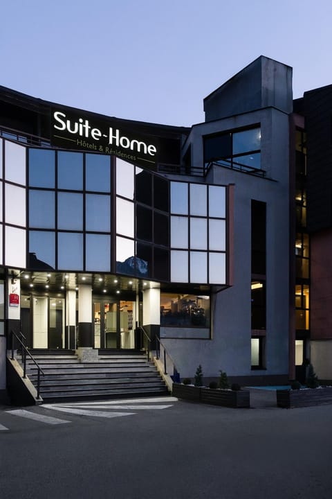 Property building, Facade/entrance, Night