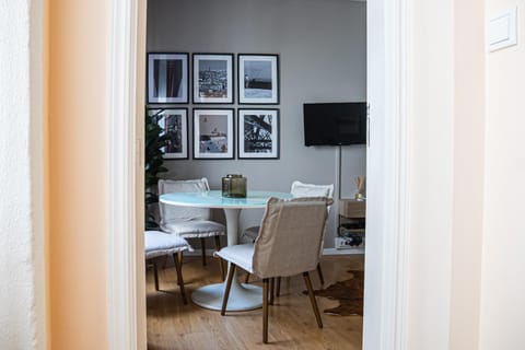 TV and multimedia, Living room, Decorative detail, Decorative detail, Seating area, Dining area