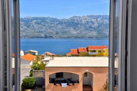 Mountain view, Sea view