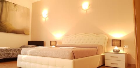 Photo of the whole room, Decorative detail