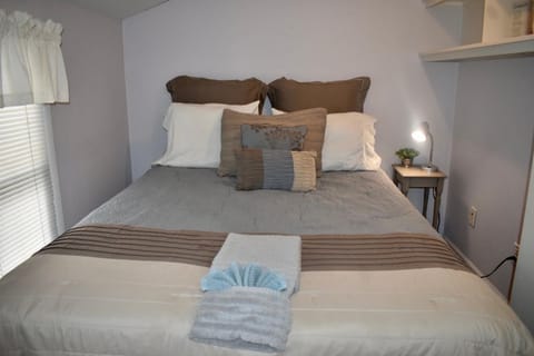 Cozy 2nd story Flat near downtown Apartment in Ohio