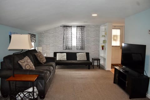 Cozy 2nd story Flat near downtown Apartment in Ohio