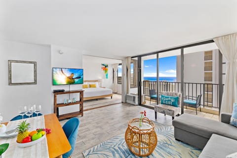 TV and multimedia, Living room, Seating area, Bedroom