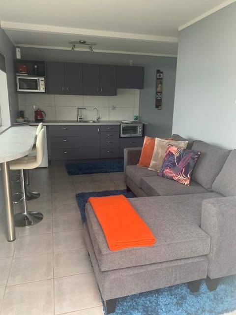 Kitchen or kitchenette, Seating area, Dining area, oven