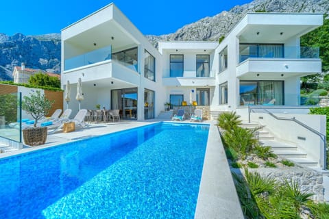 Property building, Mountain view, Pool view, Swimming pool