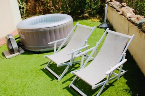 Property building, Garden, Hot Tub, Swimming pool