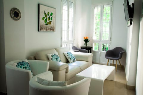 TV and multimedia, Living room, Photo of the whole room, Seating area, On site, City view