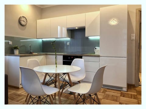 Kitchen or kitchenette, Living room, Food and drinks, Seating area, Dining area