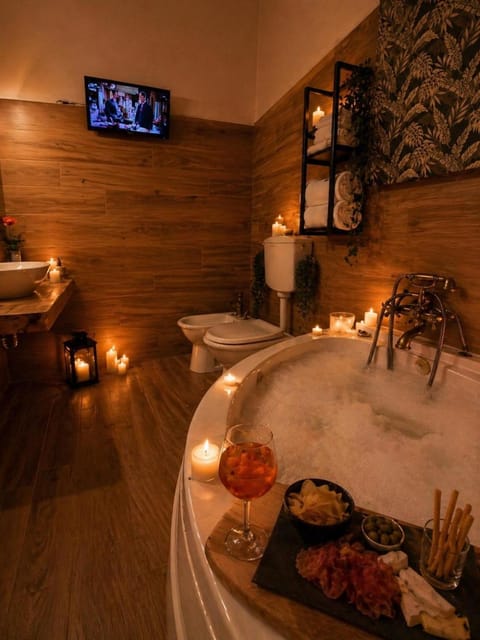 Hot Tub, Bathroom
