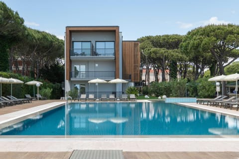 Property building, Day, Pool view, Swimming pool, sunbed