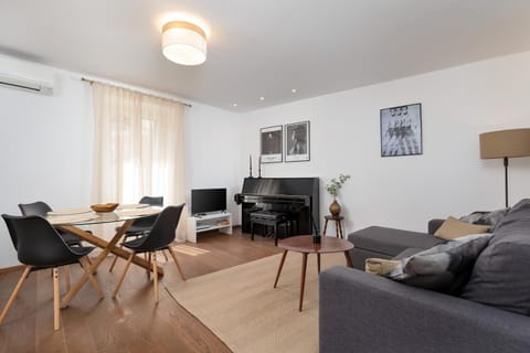 TV and multimedia, Living room, Seating area, Dining area, air conditioner
