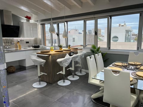 Kitchen or kitchenette, Dining area