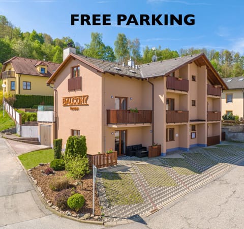 Property building, Facade/entrance, Garden, Parking