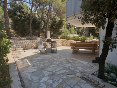 Shower, Patio, Facade/entrance, Day, Summer, BBQ facilities, Garden, On site