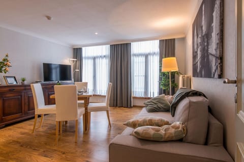 Coffee/tea facilities, Kitchen or kitchenette, Living room, Dining area