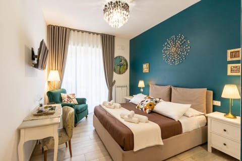 Bed, TV and multimedia, Photo of the whole room, Bedroom