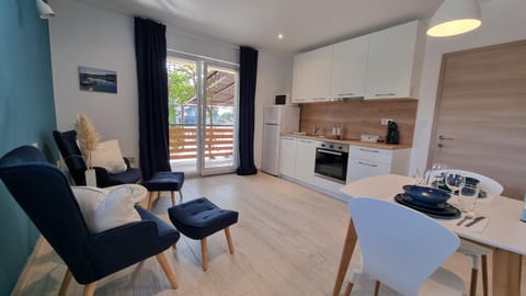 Coffee/tea facilities, Kitchen or kitchenette, Living room, Seating area, Dining area, minibar, pet friendly, stove, toaster