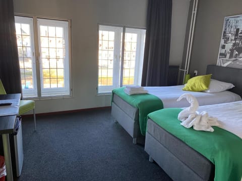 Nearby landmark, Restaurant/places to eat, Bed, Photo of the whole room, Bedroom, River view, Shopping Area