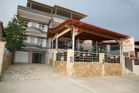 Facade/entrance