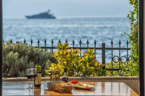 Patio, Garden, Food and drinks, Food, Food, Sea view, Drinks, Alcoholic drinks, Non alcoholic drinks