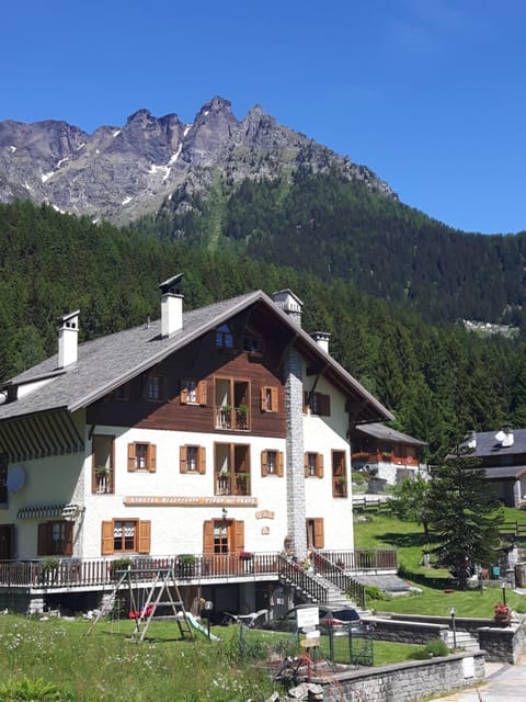 Facade/entrance, Mountain view