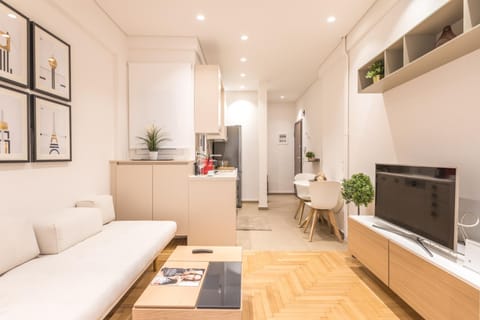Coffee/tea facilities, Kitchen or kitchenette, Living room, Seating area, Dining area