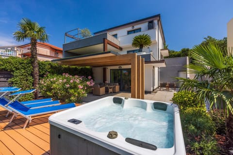 Garden, Hot Tub, sunbed