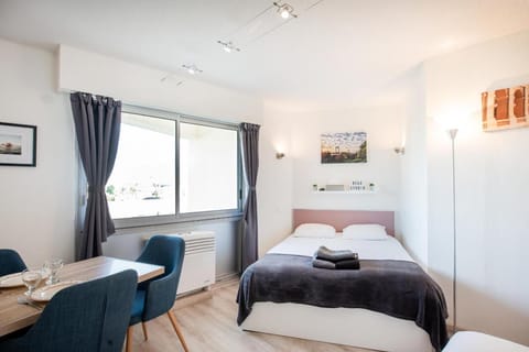 Day, Photo of the whole room, Dining area, Bedroom