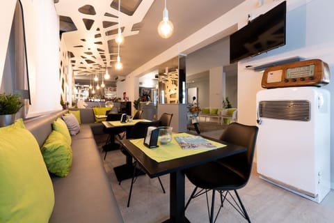 Restaurant/places to eat, Lounge or bar