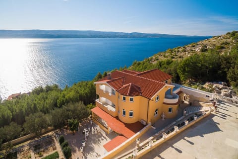 Facade/entrance, Bird's eye view
