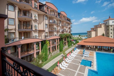 Property building, Day, Bird's eye view, Balcony/Terrace, Pool view, Swimming pool, sunbed