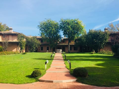 Property building, Facade/entrance, Garden, Decorative detail, Garden view, Family