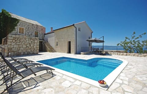 Property building, Pool view, Sea view, Swimming pool, sunbed