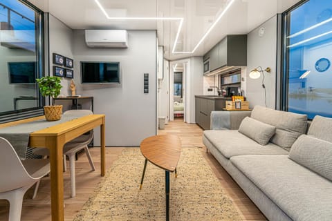 Communal lounge/ TV room, TV and multimedia, Kitchen or kitchenette, Living room, Seating area, Dining area, Evening entertainment, minibar, oven, pet friendly, air conditioner