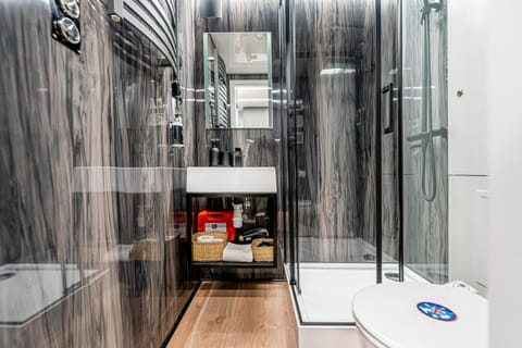 Shower, Bathroom, towels