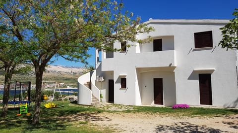 Property building, Facade/entrance, Garden