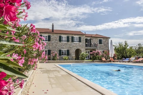 Property building, Day, Swimming pool