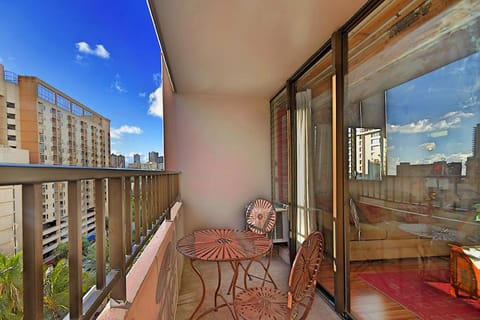 HEART of WAIKIKI,1BDRM,FREE PARKING, WIFI,NO RESORT FEES,YOUTUBE,NETFLIX ! House in Honolulu