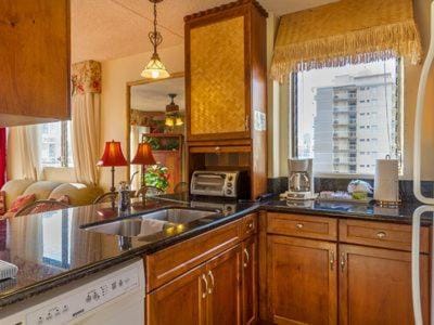 HEART of WAIKIKI,1BDRM,FREE PARKING, WIFI,NO RESORT FEES,YOUTUBE,NETFLIX ! House in Honolulu