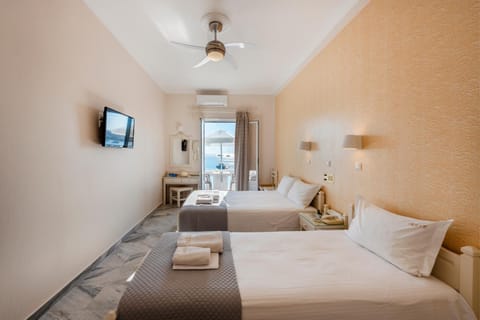 Bed, TV and multimedia, Photo of the whole room, Bedroom, towels