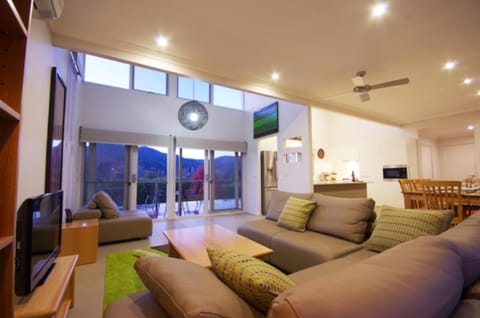 Photo of the whole room, Mountain view