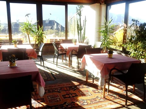 Restaurant/places to eat, Lounge or bar, Breakfast