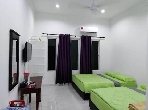 Bed, TV and multimedia, Photo of the whole room, Bedroom, fireplace, air conditioner