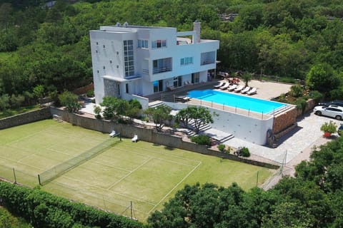 Property building, Day, Garden, Swimming pool, Parking, sunbed
