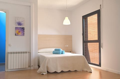 Bed, Off site, Photo of the whole room, Bedroom