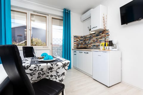 Coffee/tea facilities, Kitchen or kitchenette, Seating area