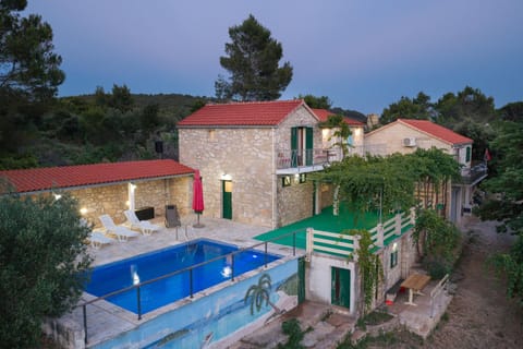Property building, Swimming pool, sunbed
