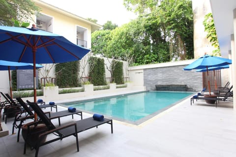 Swimming pool, sunbed